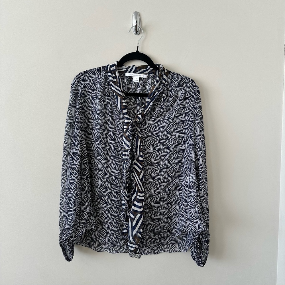 Diane Von Furstenberg-Printed 100%Silk Tie Front Blouse (Size:8)